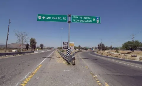 Transporte de personal provoca accidente en carretera a Bernal