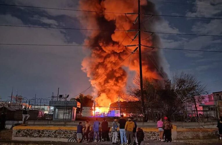 Se registra fuerte incendio en empresa de reciclaje en Querétaro