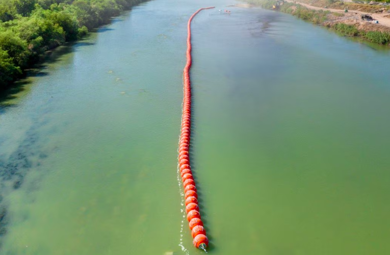 Departamento de Justicia demanda al Estado de Texas por muro flotante