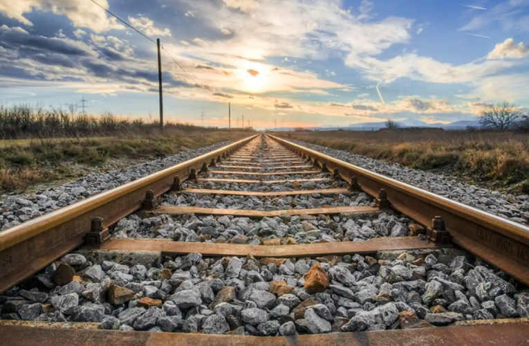 El origen de las piedras que rodean las vías de los trenes