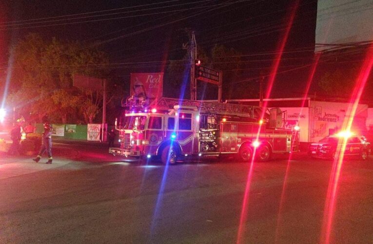 Tras derrame de combustible, cierran calle Camino Real y Av. Epigmenio González