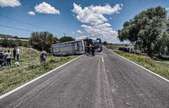 Autobús de Flecha Azul se vuelca en Atongo, El Marqués