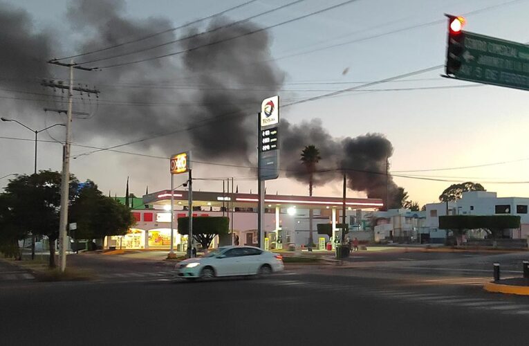 Queman material de obra de Paseo 5 de Febrero; no hay detenidos