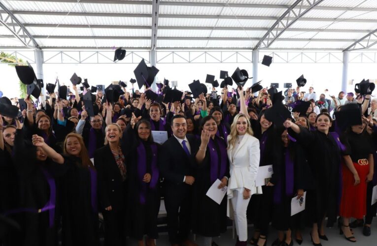 Egresa primera generación de la Universidad de las Mujeres