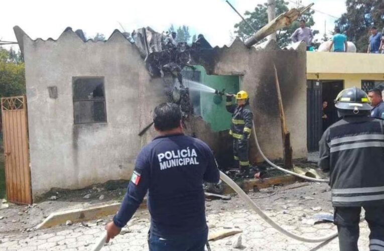 Avioneta se estrella contra vivienda en Santiago Tenango en Puebla