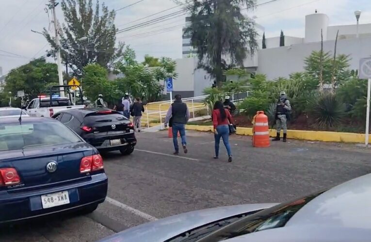 Pareja detenida en el Mercado de la Cruz por delitos contra la salud fue puesta a disposición de la FGR