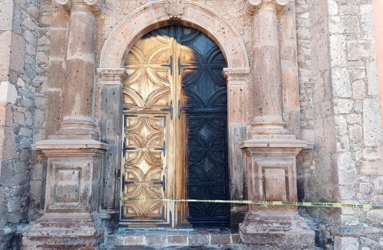 Provocan incendio en templo de Santo Domingo, en San Juan del Río