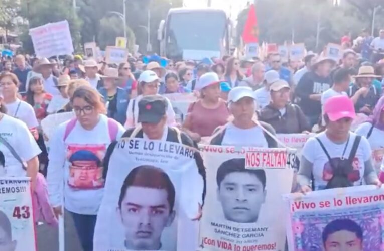 Padres de 43 normalistas de Ayotzinapa encabezan protesta para reclamar justicia por su desaparición