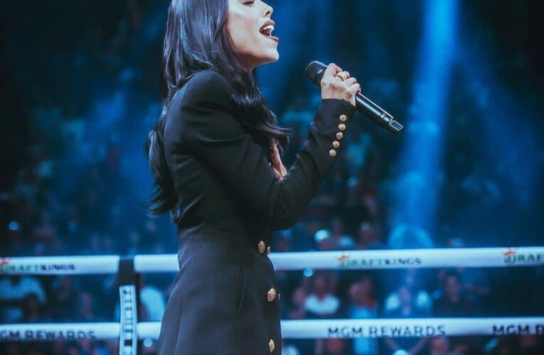 Danna Paola recibe regalo de Canelo Álvarez por interpretar himno nacional