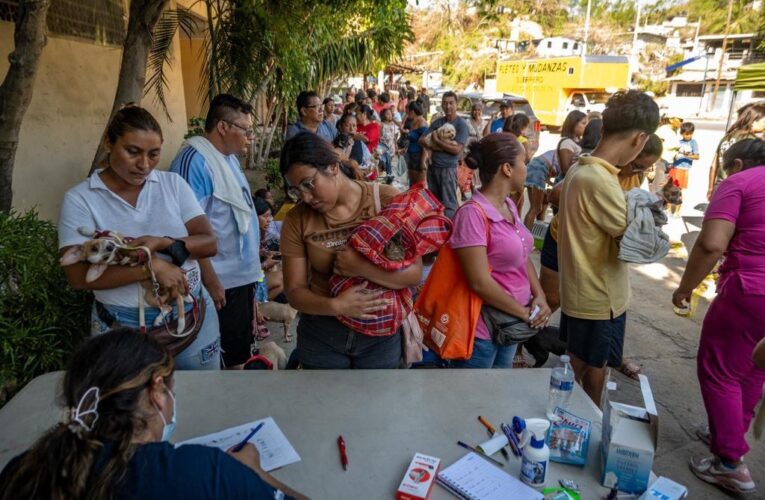 Queretanos apoyan en rescate de animales por el paso de huracán Otis en Guerrero