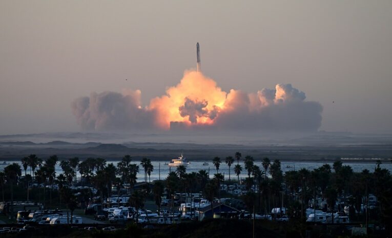 Starship de SpaceX experimenta despegue exitoso seguido de explosión y pérdida de señal