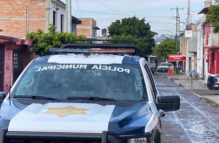 Dos personas muertas y dos policías lesionados por balacera en Jardines de Azucenas: hay detenidos