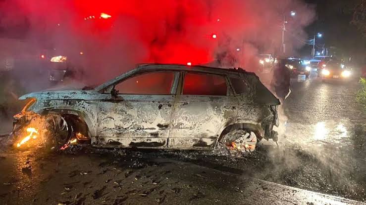 Noche violenta en Tabasco; bloqueos con vehículos incendiados