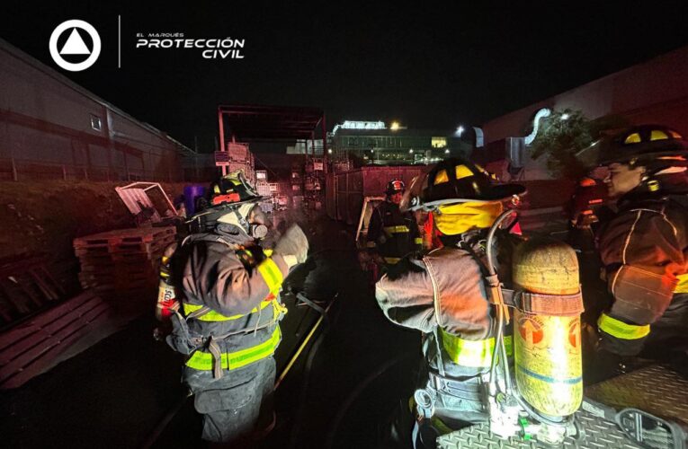 Incendio consume contenedores de plástico en parque industrial El Marqués