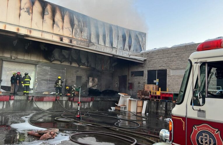 Bomberos sofocan incendio en Mega Soriana de Sombrerete