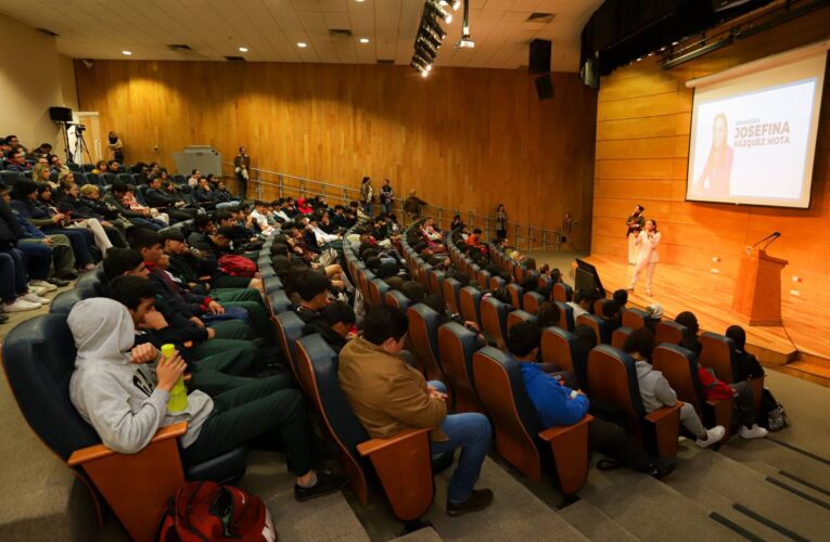 Senadora Vázquez Mota imparte ponencia contra el ciberacoso