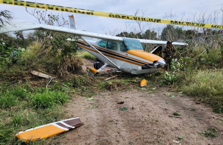 Avioneta  realiza aterrizaje forzoso en zona de cultivo en Corregidora