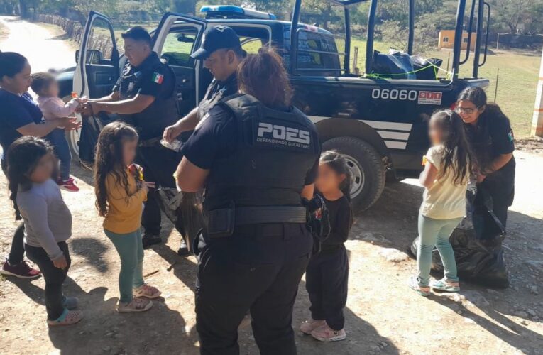 Policías Estatales llevan sonrisas a la Sierra por Día de Reyes