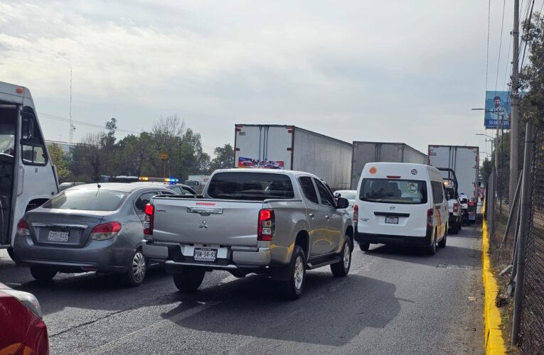 Transportistas bloquean la autopista México-Querétaro, paralizan la vialidad