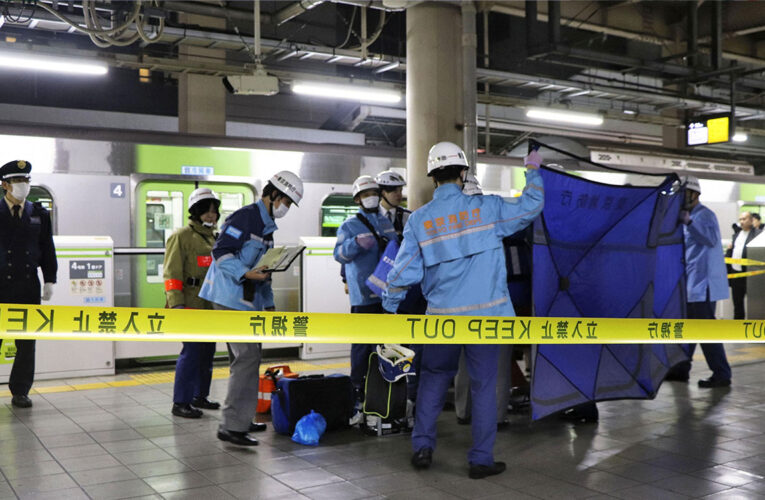 ¡Un suceso más en Japón! Mujer apuñala a tres personas en tren de Tokio