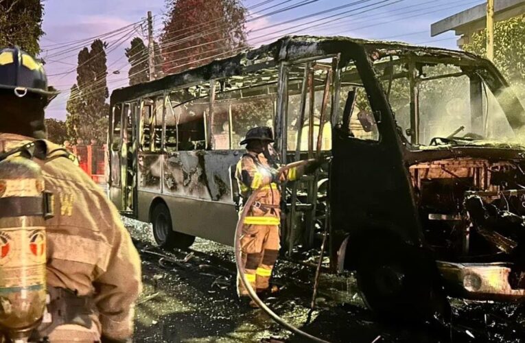 Camión de transporte público se incendió en el centro de San Juan del Río