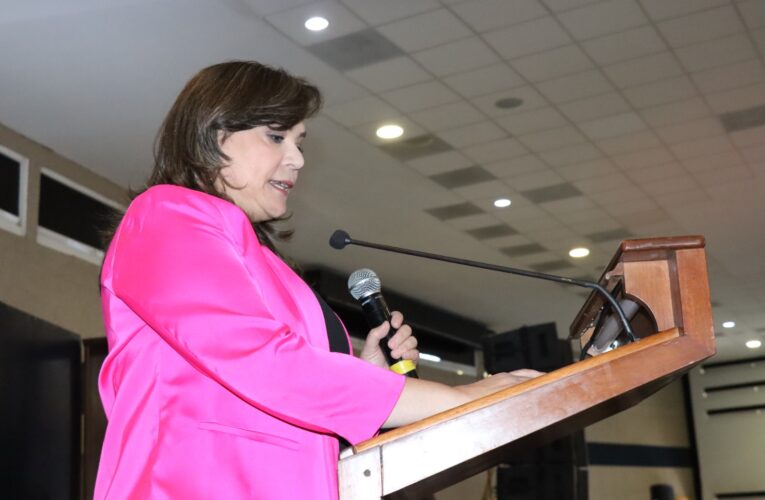 Silvia Amaya toma protesta como rectora de la UAQ