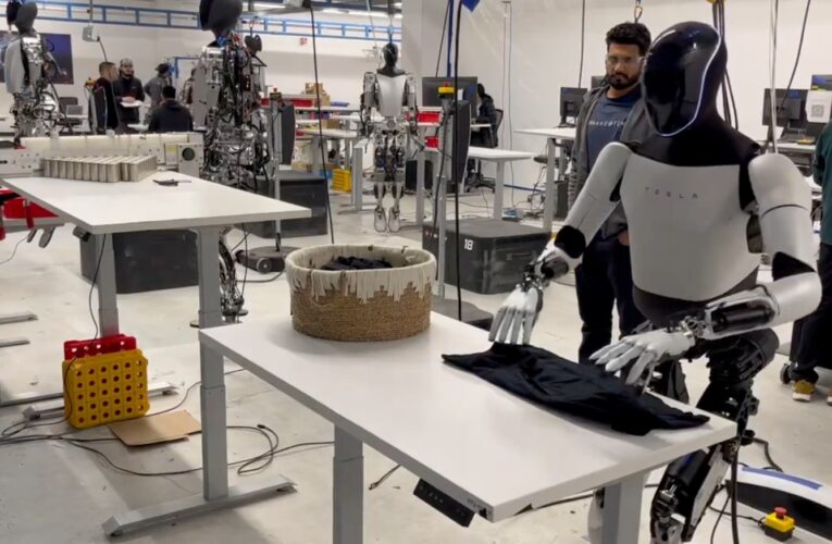 Robot humanoide «Optimus» no dobla camisas de forma autónoma: Musk