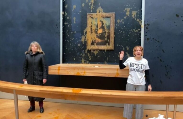 Activistas le tiran sopa a la Mona Lisa en París