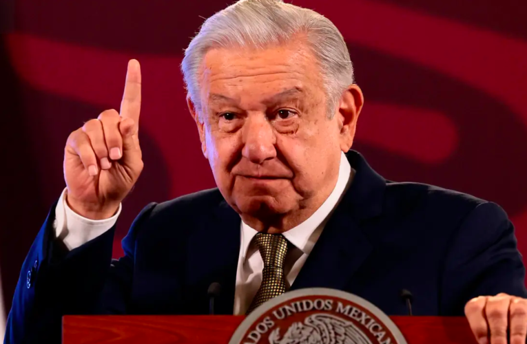 AMLO anuncia un aumento salarial de 10% para trabajadores de la educación