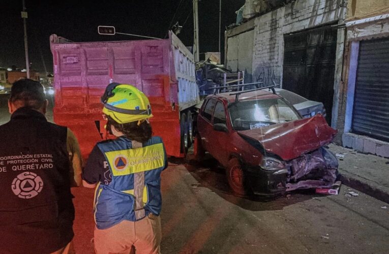 Camión de volteo pierde control y golpea autos estacionados en Lomas de Casa Blanca