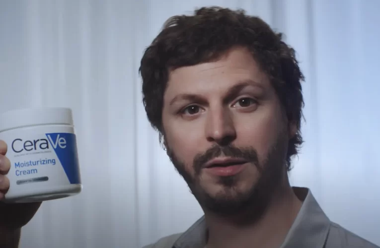 ¡Por fin lo aprovechó! CeraVe utiliza a Michael Cera como imagen de la marca