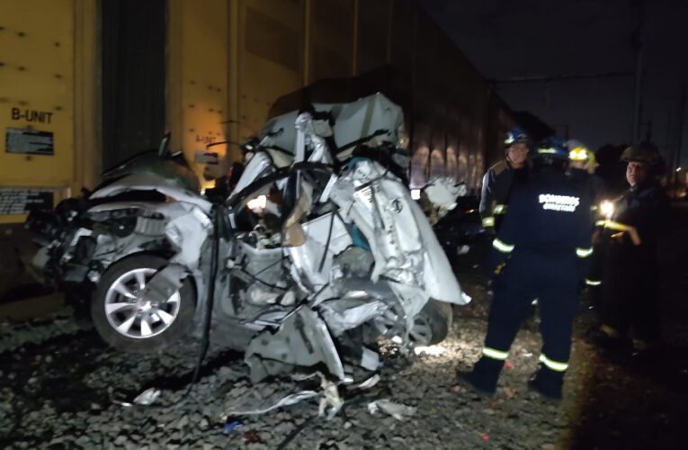 Conductor pierde la vida y acompañantes se encuentran graves tras intentar ganarle el paso al tren en el Tepetate