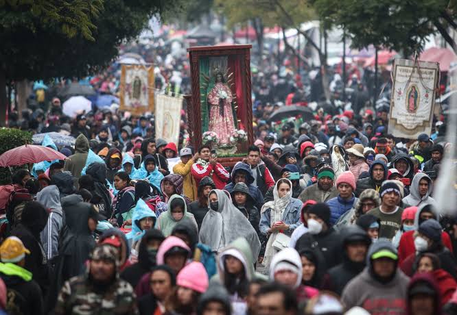 Parte peregrinación de Toluca rumbo a la Basílica de Guadalupe