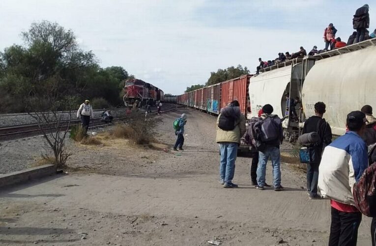 Bajan a 150 migrantes del tren en Tequisquiapan