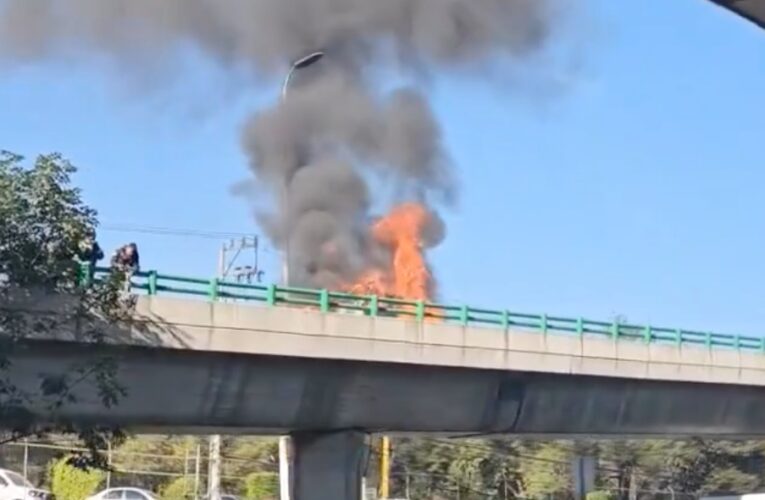 Camioneta se incendia en el segundo piso del periférico