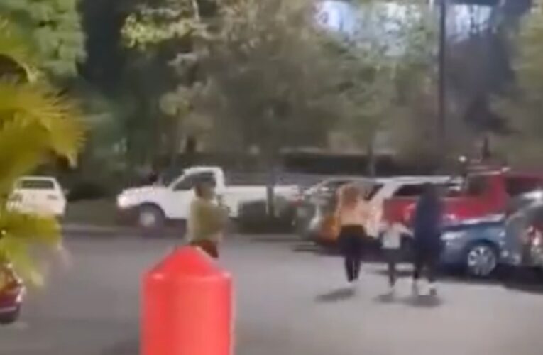 VIDEO: Mujer sale corriendo de Costco en Xalapa mientras se quita la ropa