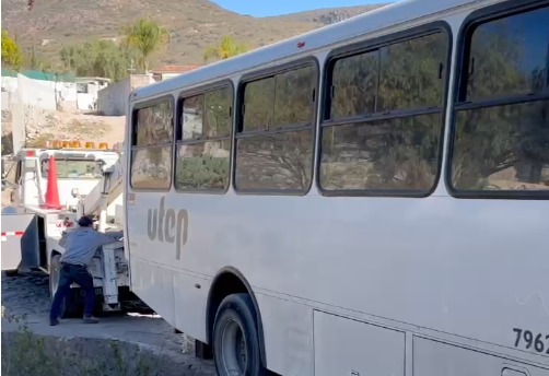 Transporte de personal cae a canal pluvial en Presa de Rayas de El Marqués