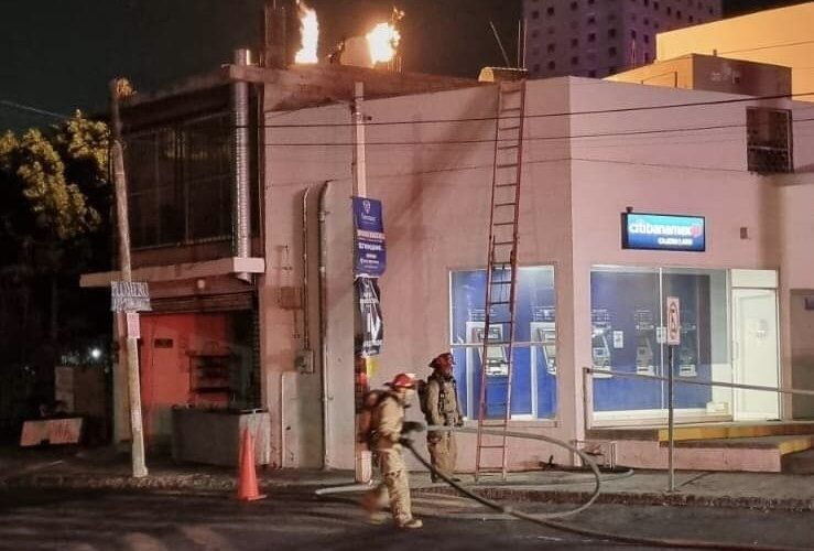 Incendio en taqueria de Prolongación Zaragoza: solo pérdidas materiales