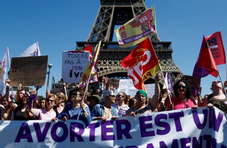 Francia se convierte en el primer país en incluir derecho de aborto en su constitución