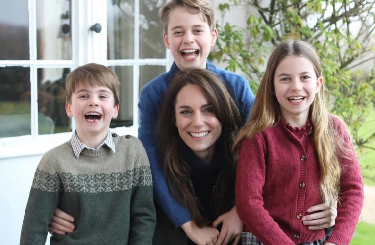 Se desata gran polémica por foto ‘editada’ de Kate Middleton con sus hijos