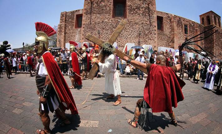 Cerca de 11 mil 800 queretanos acuden a viacrucis en Querétaro