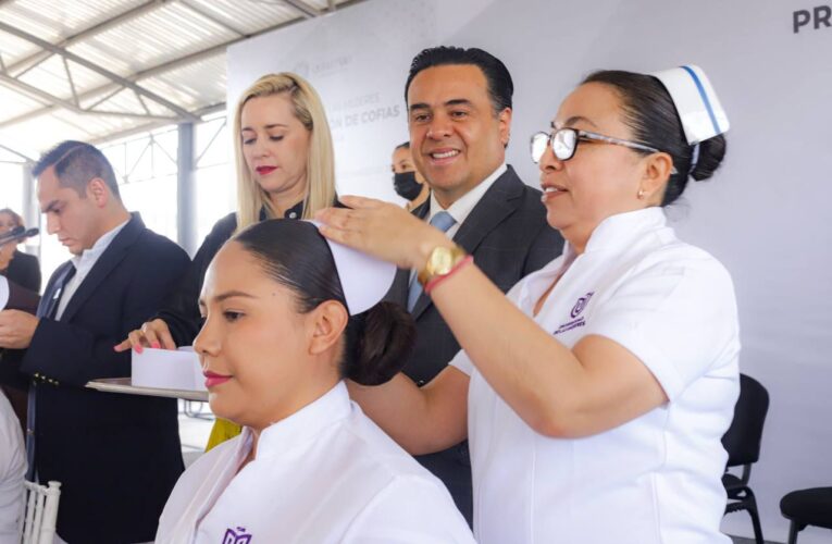 39 alumnas de Enfermería de la Universidad de las Mujeres reciben la ‘imposición de cofia’