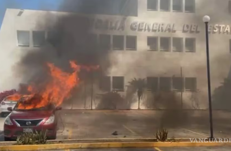 Normalistas de Ayotzinapa ingresan a la Fiscalía de Guerrero y prenden fuego a varios vehículos