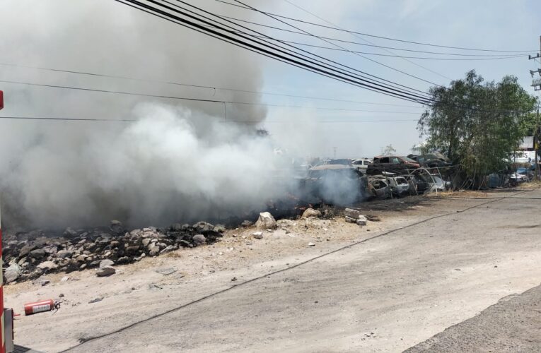 Incendio en yonke de Corregidora fue controlado; no se reportan lesionados
