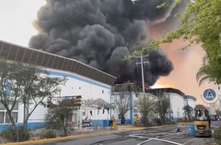 Incendio en Sayer Lack consume bodega de almacenamiento