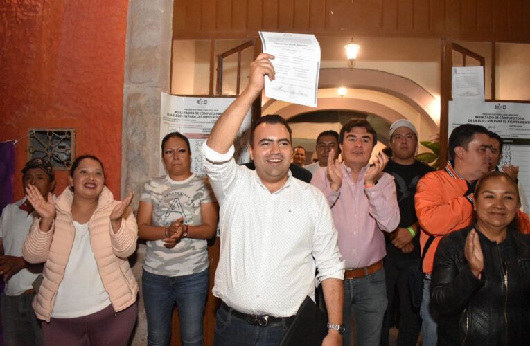 Recibe Gaspar Trueba constancia de mayoría como alcalde electo de Colón