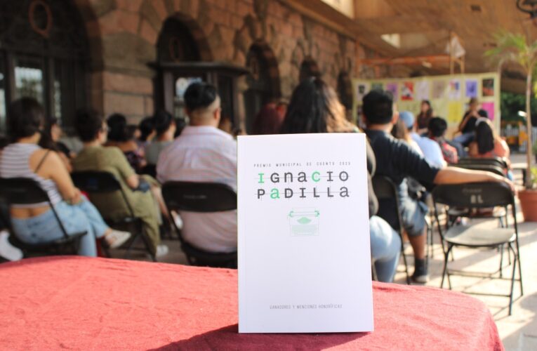 Presentan libro al Premio Municipal Ignacio Padilla en Querétaro