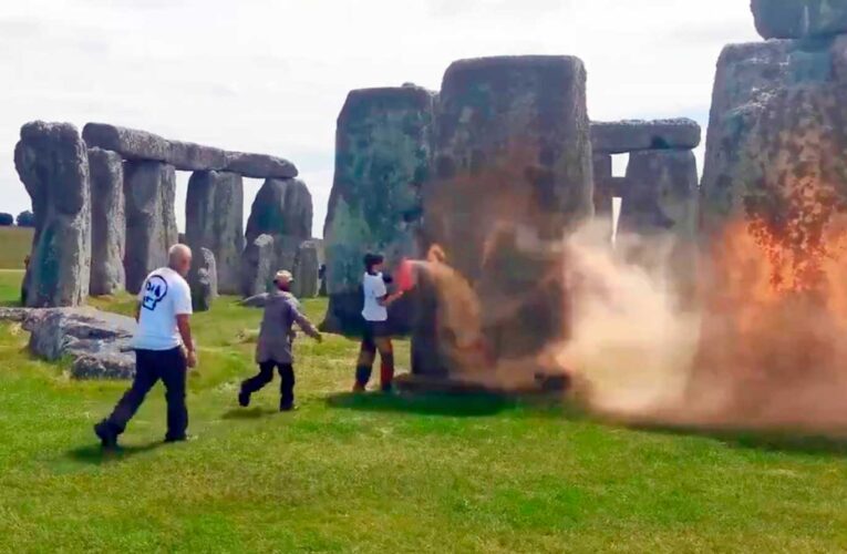 Rocían activistas pintura naranja en monumento histórico