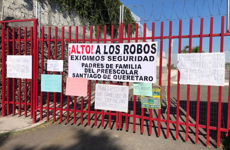 Bloquean padres de familia avenida Villa del Parque en alto a robos en jardín de niños