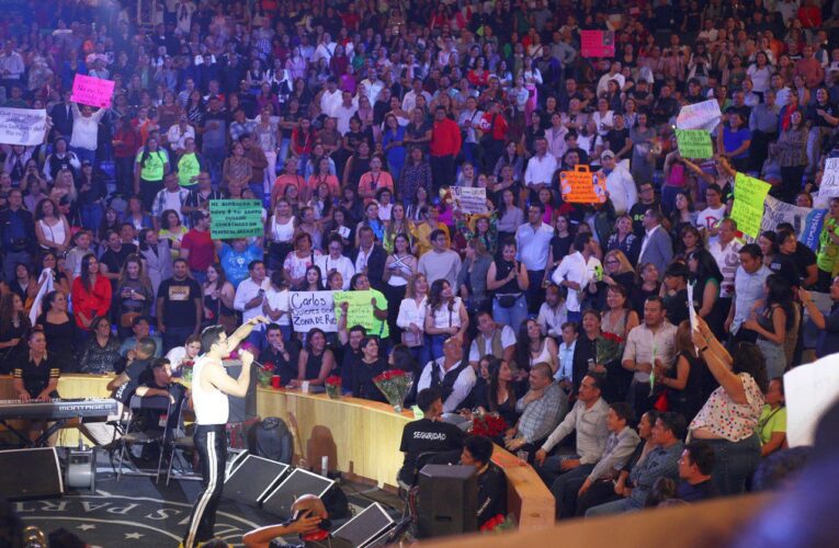 Ofrece Carlos Rivera gran show en feria de San Juan del Río